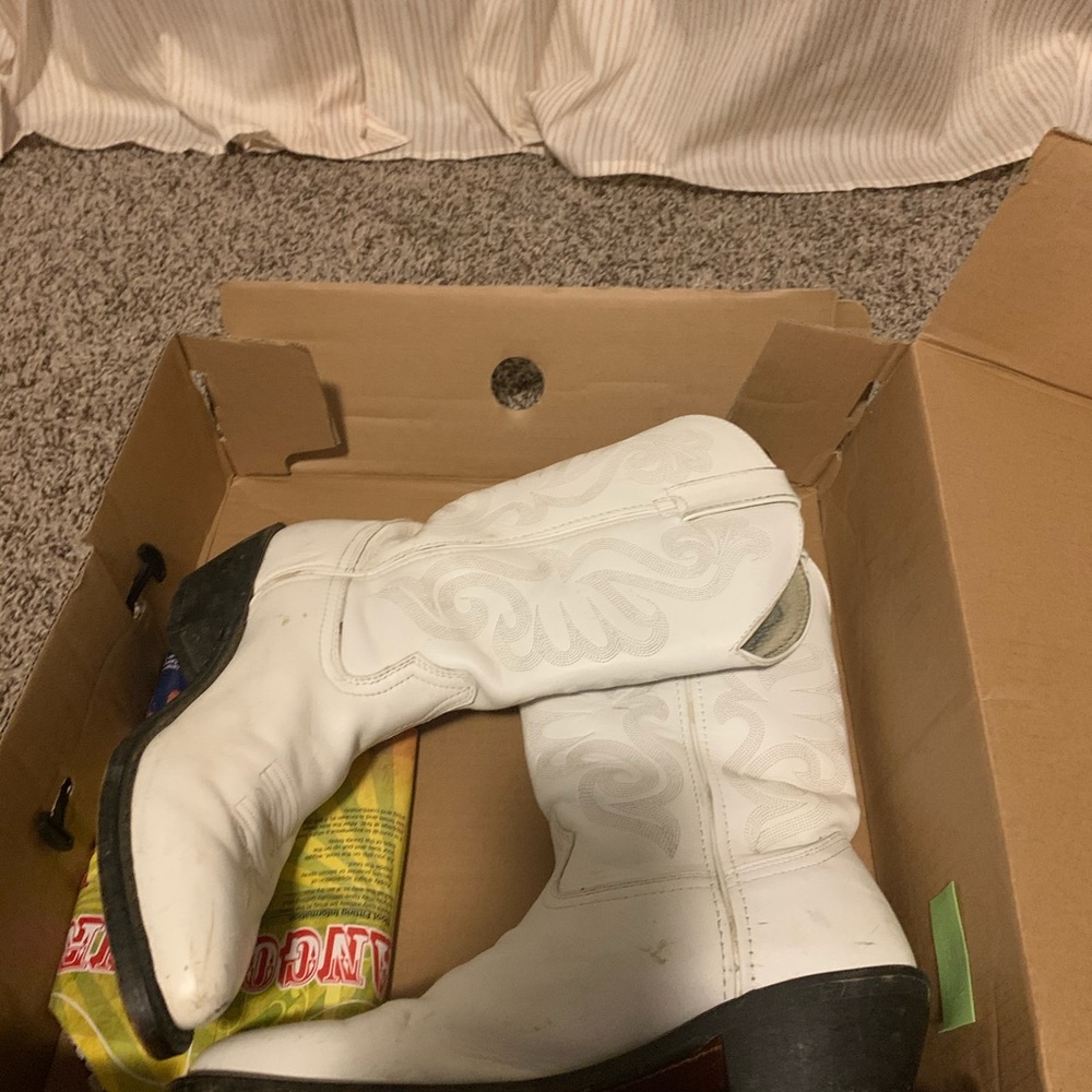 Botas - Picture 2 of 3